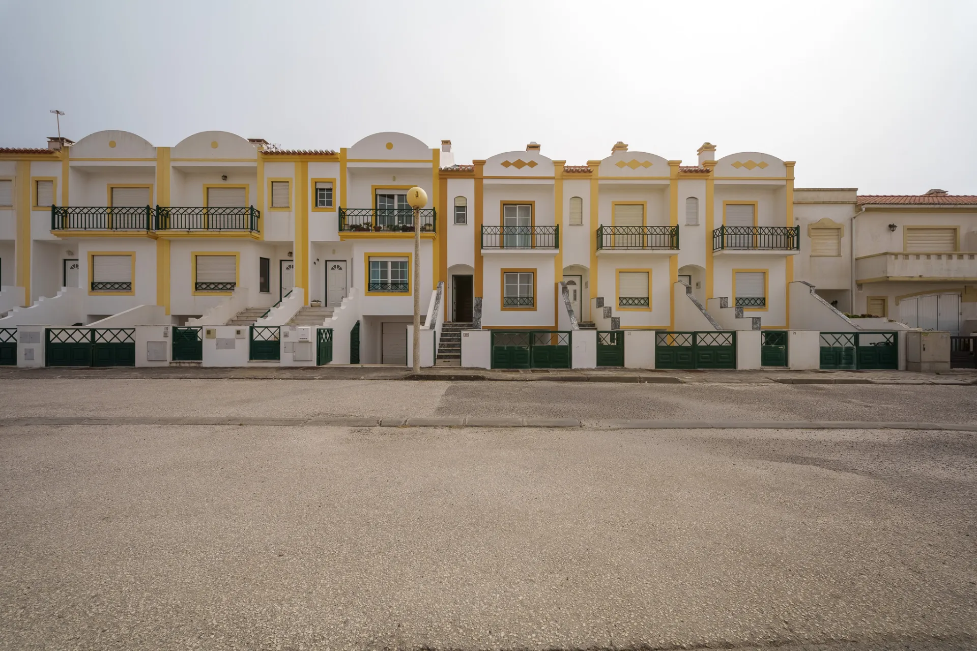 Moradia T2+1, com garagem e terraço, a 800 m da praia do Baleal