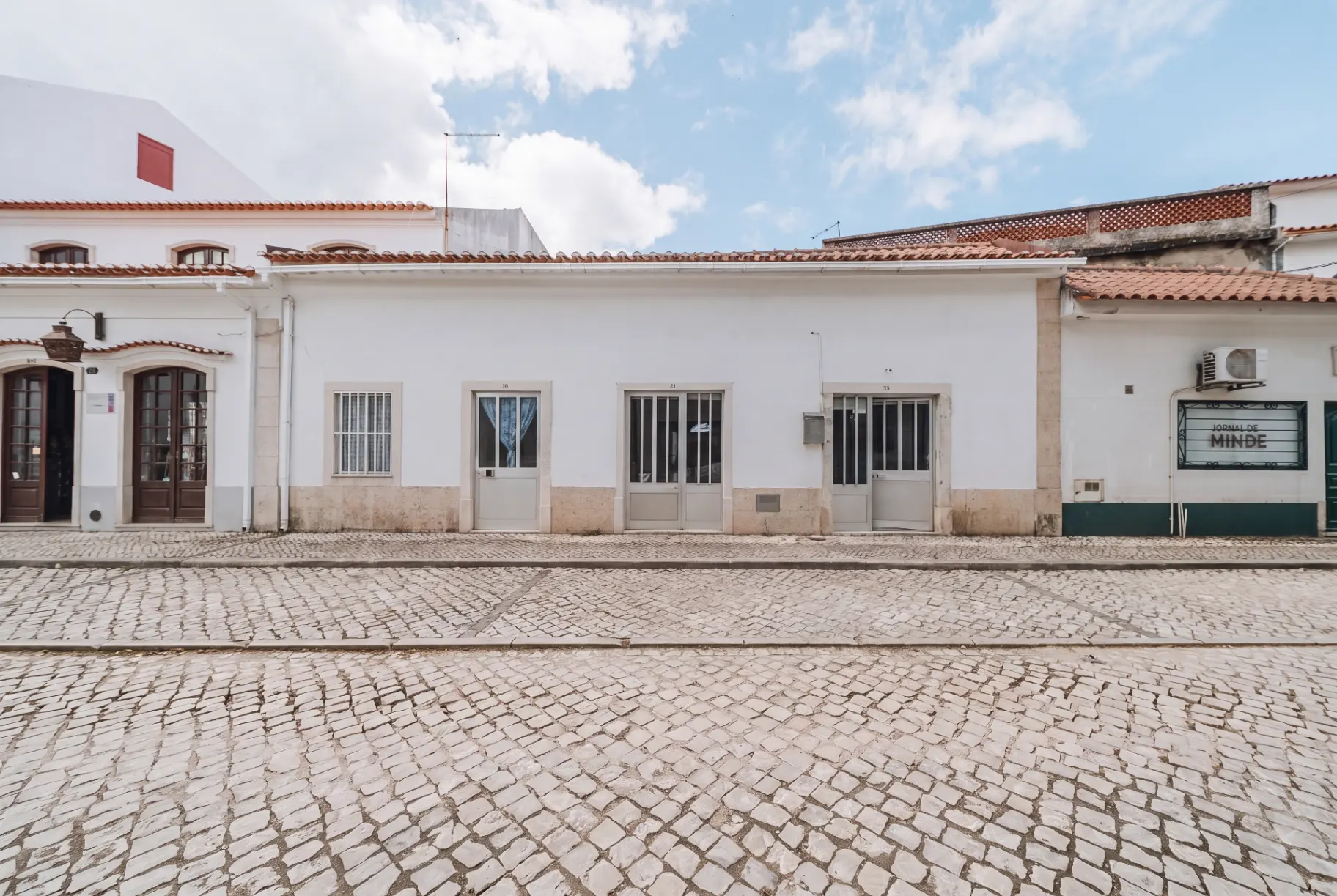 Moradia térrea T2, situada em pleno centro da vila de Minde