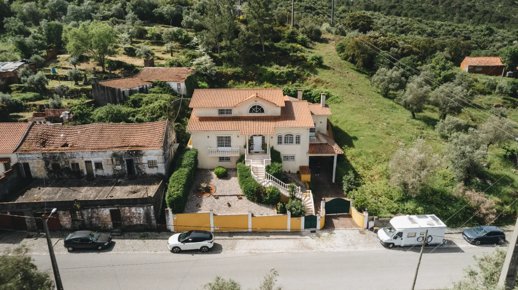 Moradia T3+1com Espaço Comercial e Terraço - Minde, Alcanena 
