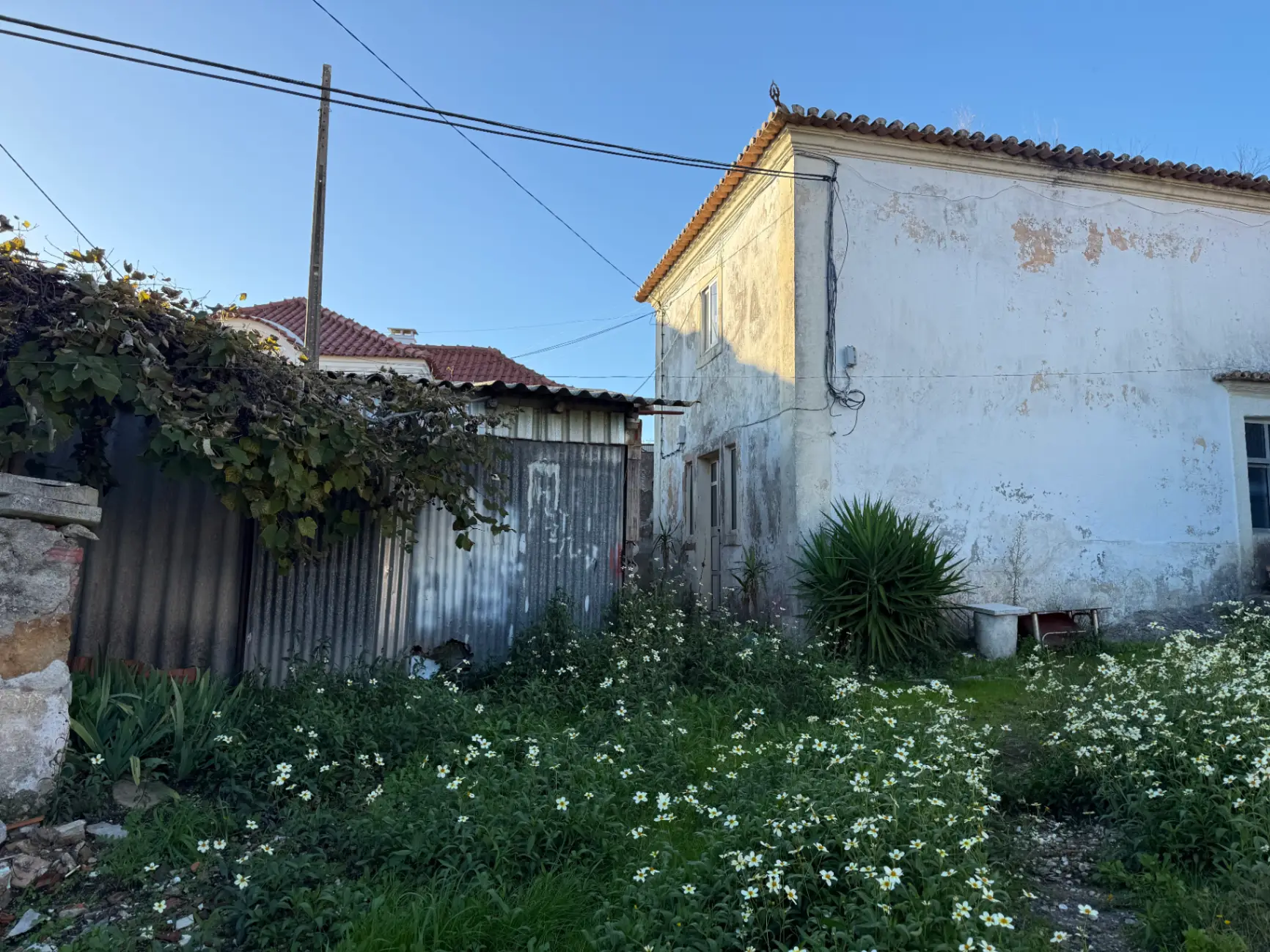 Moradia T5 com 2 pisos para Remodelação Total nas Lopas, Agualva - Cacém