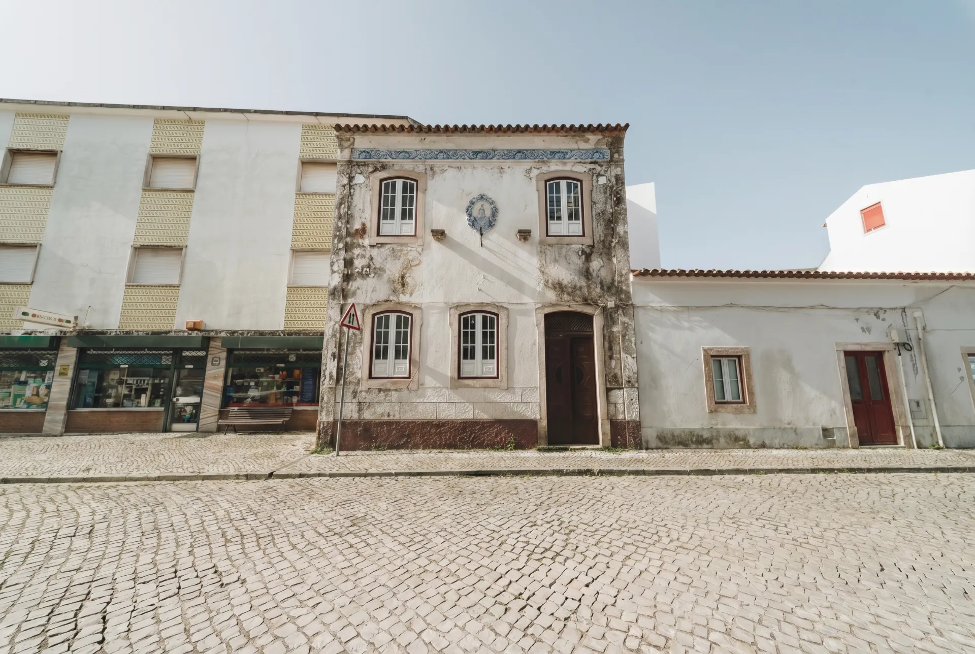 Moradia com mais de 300m² de área bruta, para reconstrução, no centro de Minde