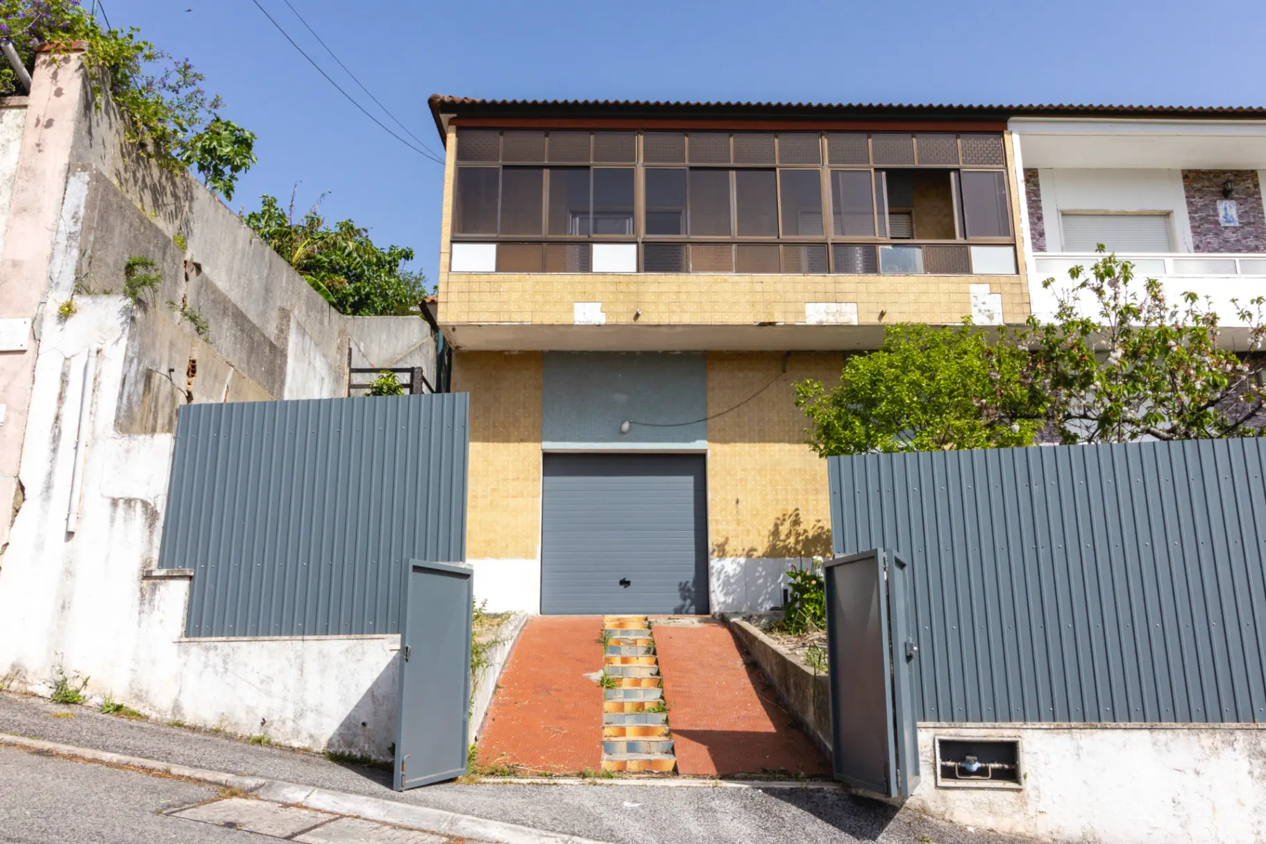 Moradia bifamiliar para remodelar, localizada na Rua da Olivença, em Ponte da Bica, Caneças