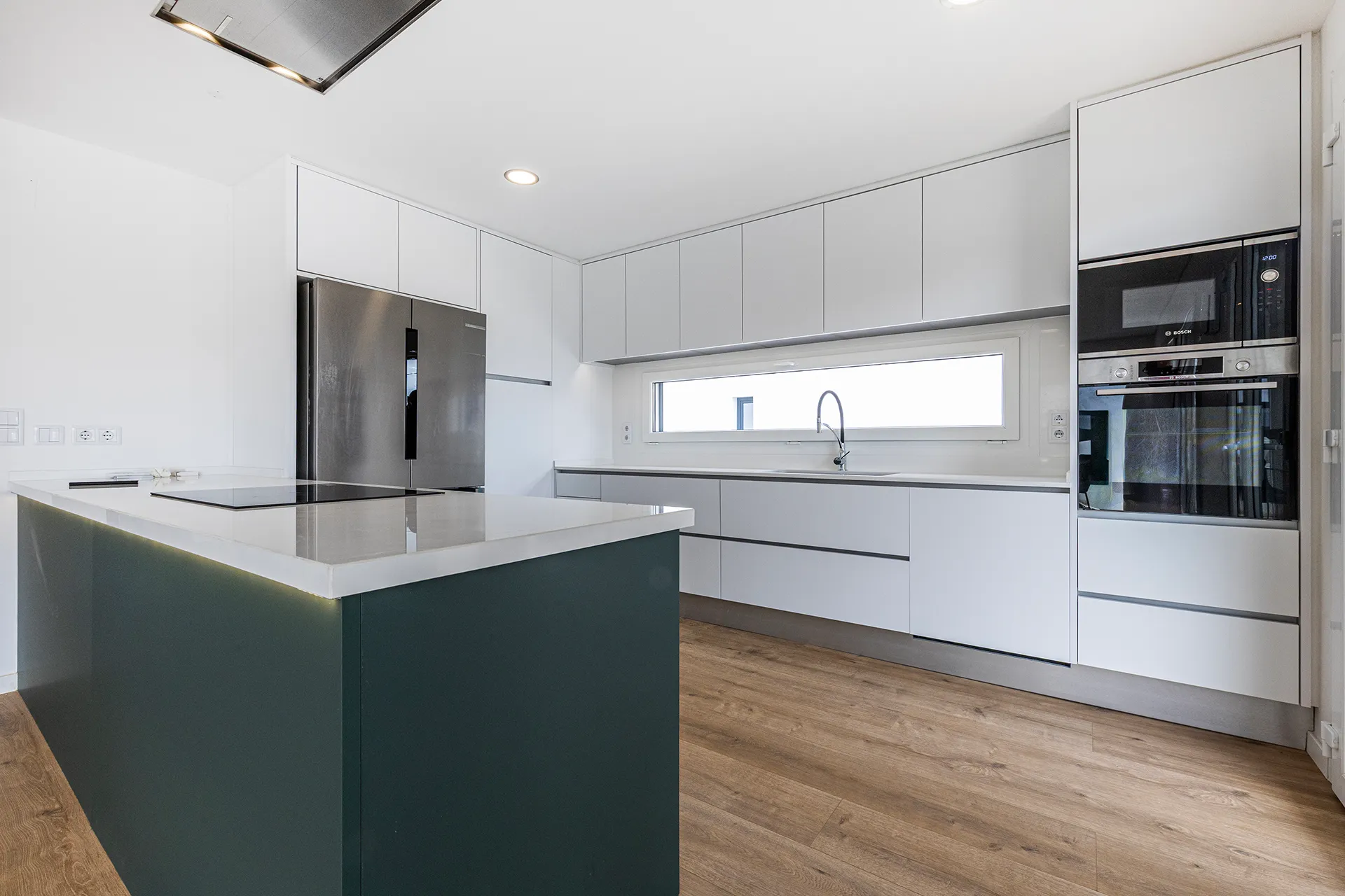  Moradia T4 de arquitetura contemporânea